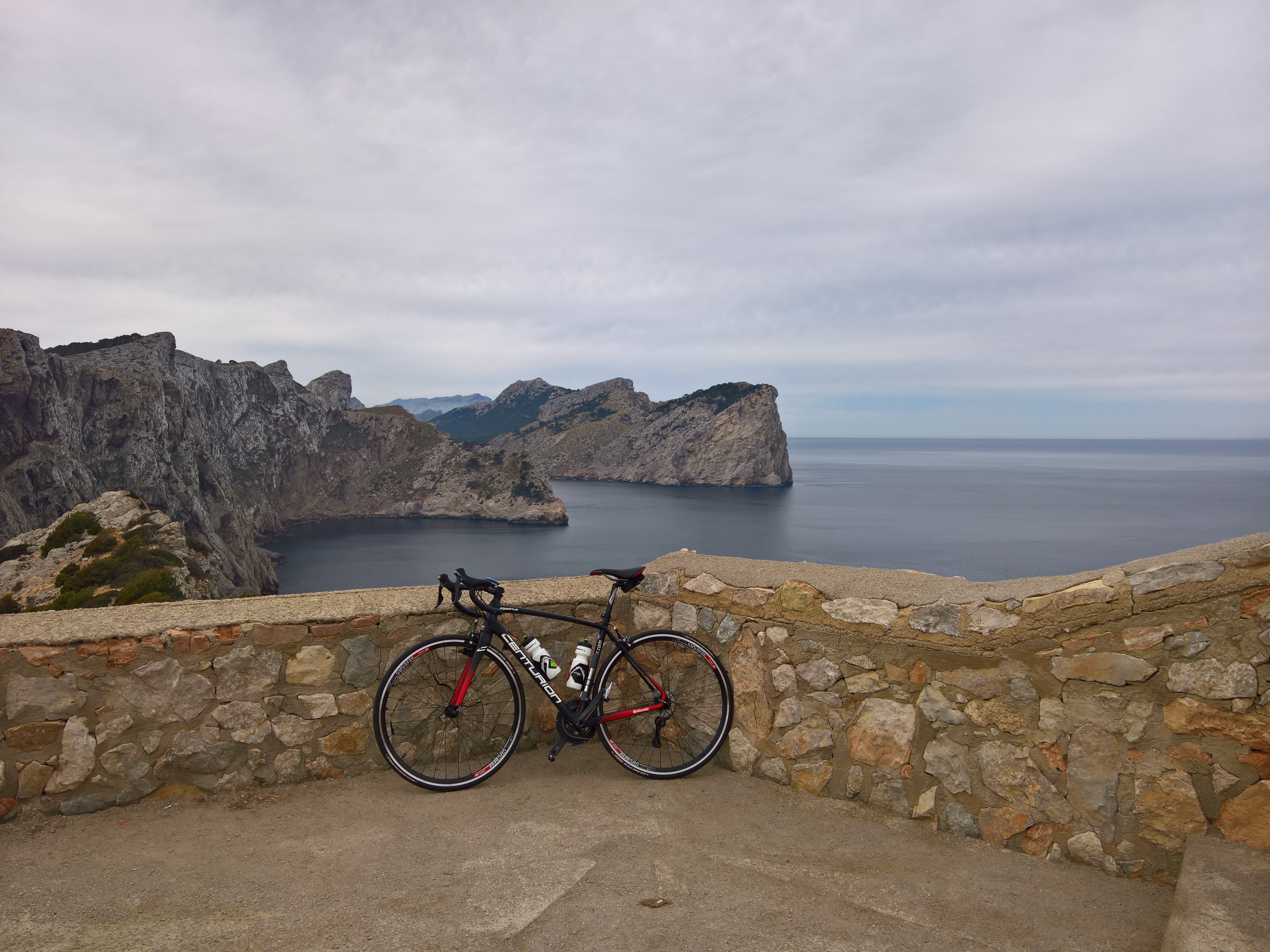 Formentor – widok z „końca świata” spod latarni morskiej na zachodnie wybrzeże półwyspu (foto: G. Waleczek) Formentor – widok z „końca świata” spod latarni morskiej na zachodnie wybrzeże półwyspu (foto: G. Waleczek)