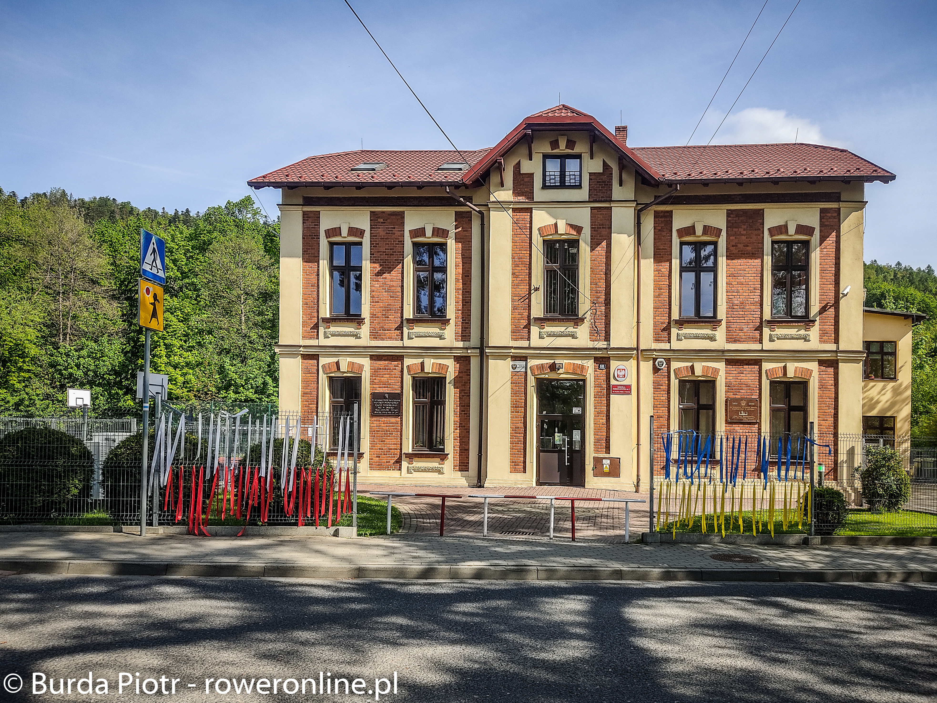 Szkoła podstawowa w Bystrej wspomaga Ukrainę  fot. P. Burda)
