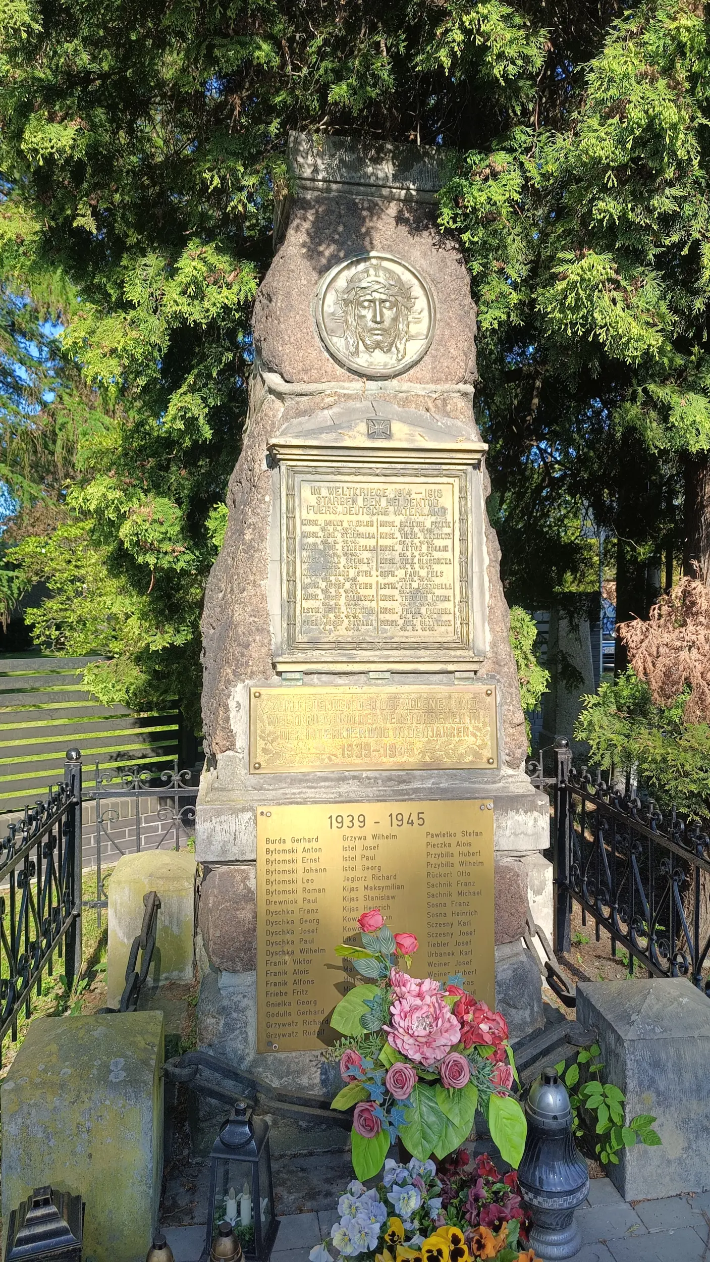 Rachowice, obelisk upamiętniający ofiary dwóch wojen światowych