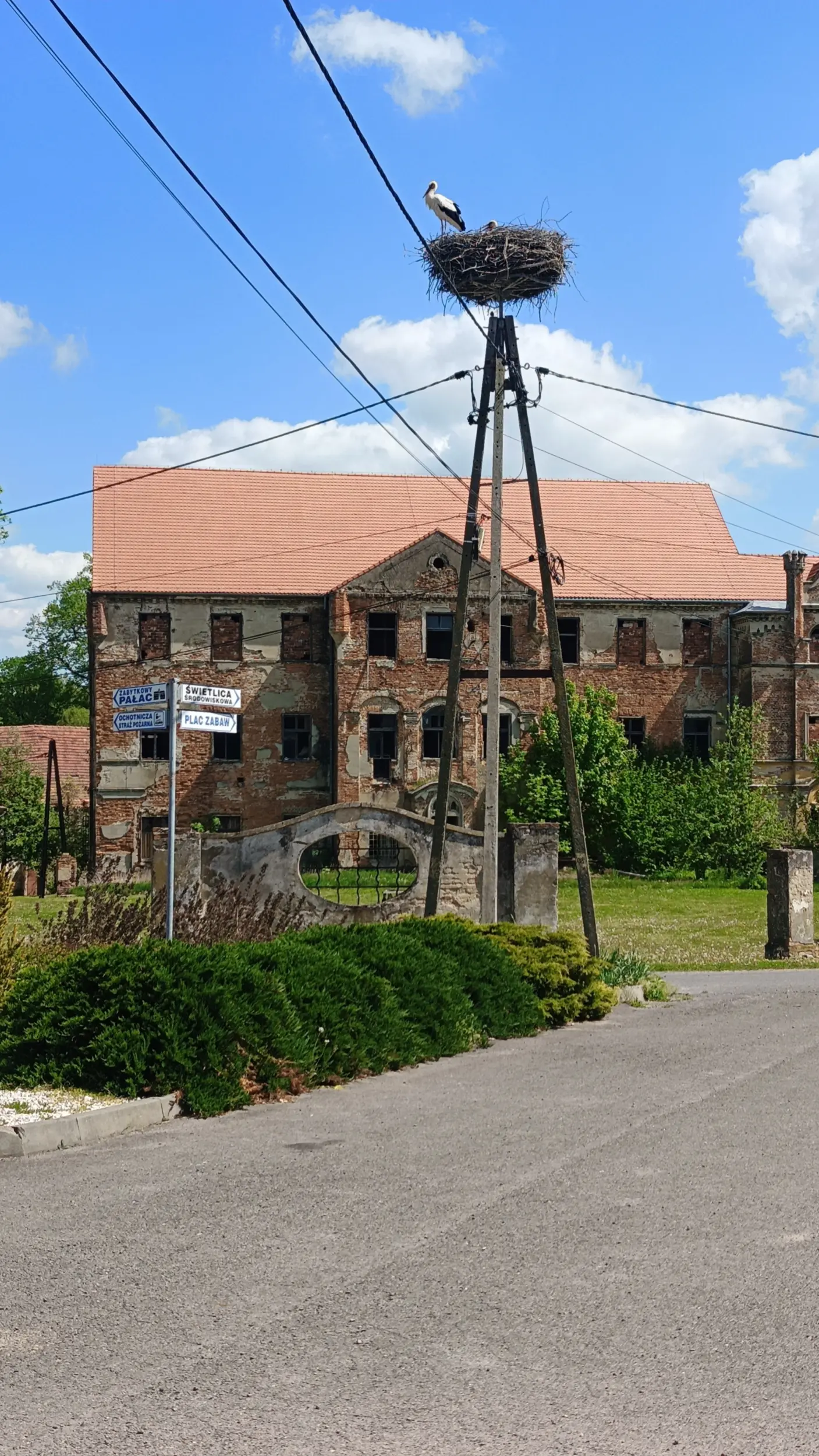 Kazimierz - nowy dach na pałacu daje nadzieję, że zabytek zostanie uratowany