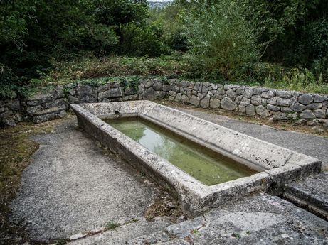 Żródło wody połaczone z "pralnią" z początku XX wieku (foto: P. Burda)