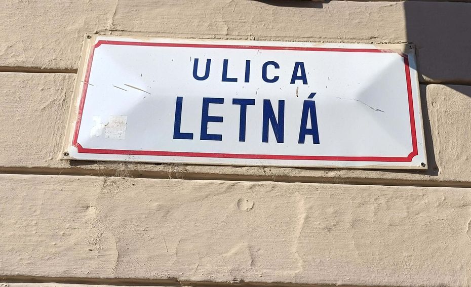 Ulica Letnia okala rynek z nasłoniecznionej strony