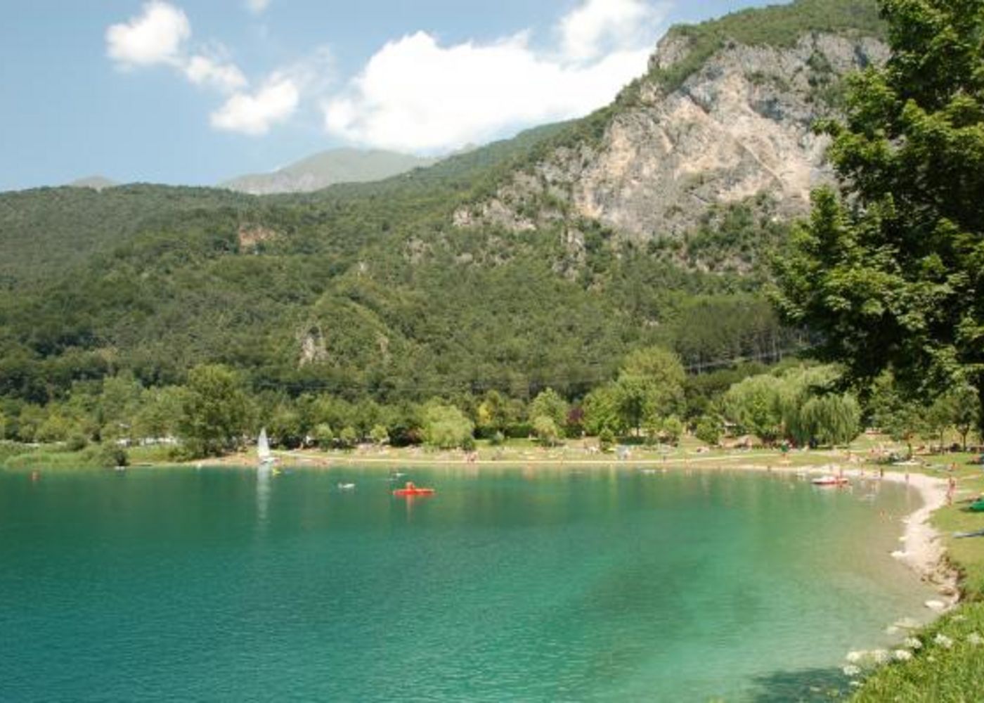 Nad jeziorem (foto: © Consorzio Pro Loco Valle di Ledro) Nad jeziorem (foto: © Consorzio Pro Loco Valle di Ledro)