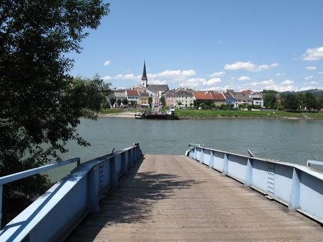Trasa rowerowa nad Dunajem- zejście do przeprawy