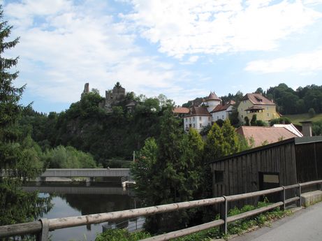 Trasa rowerowa nad Dunajem- widok na ruiny zamku