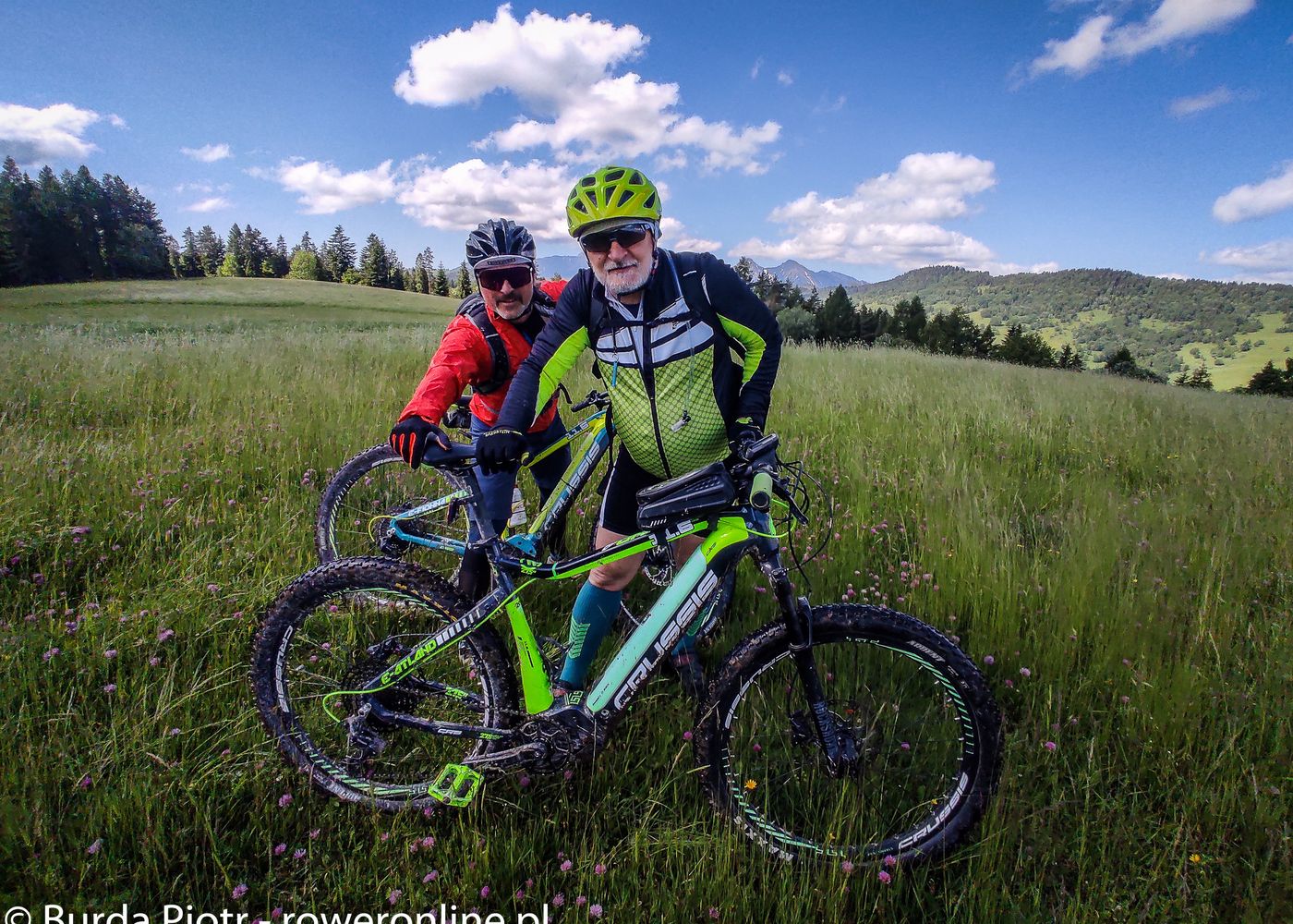Martin Pavlik i Piotr Burda - ebikiem z widokiem na Tatry i Pieniny / fot. P. Burda Martin Pavlik i Piotr Burda - ebikiem z widokiem na Tatry i Pieniny / fot. P. Burda