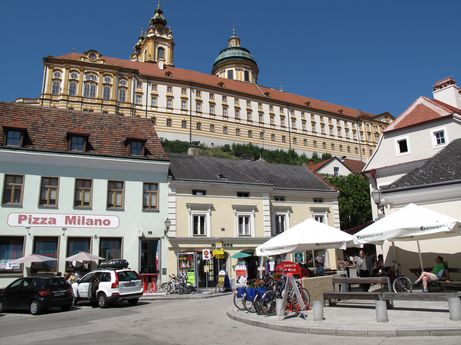 Trasa rowerowa nad Dunajem- w miasteczku na rynku