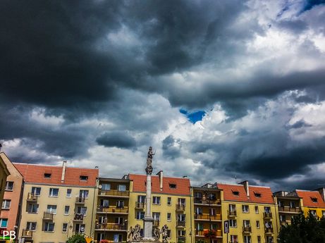 Prudnik Rynek - nadchodzi zmiana pogody (foto: PB roweronline.pl & narty.pl))