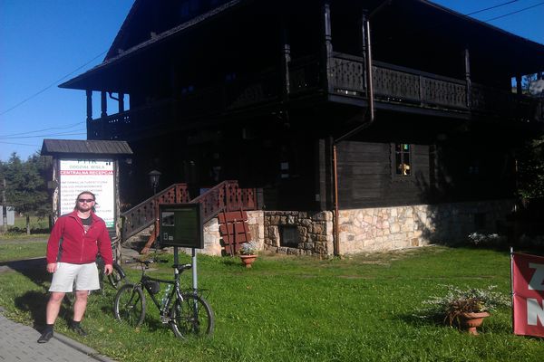 Autor przed budynkiem PTTK w Wiśle (foto: R. Talarek)