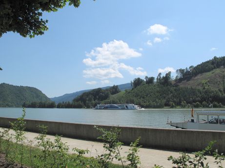 Trasa rowerowa nad Dunajem- trasa i widok na przeprawy promowe