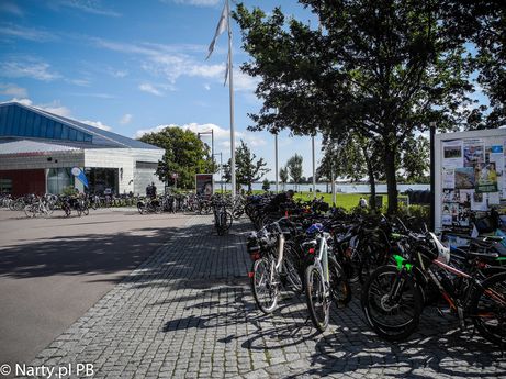 Parking rowerowy przy muzeum morskicm w Karlskronie (foto: PB roweronline.pl)