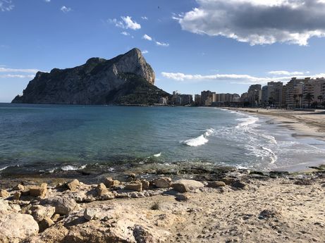 Widok na skałę Ifac z plaży w Calpe (fot. G. Waleczek)