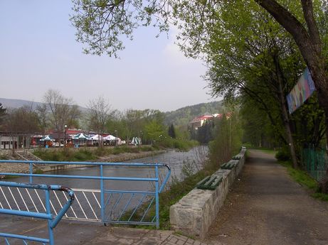 OGRÓDKI PIWNE SĄ PRZY CAŁEJ TRASIE. PRZED NAMI HOTEL GOŁĘBIEWSKI.