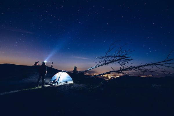 Wybieramy latarkę. Na co zwrócić uwagę (foto: Adobe Stock)