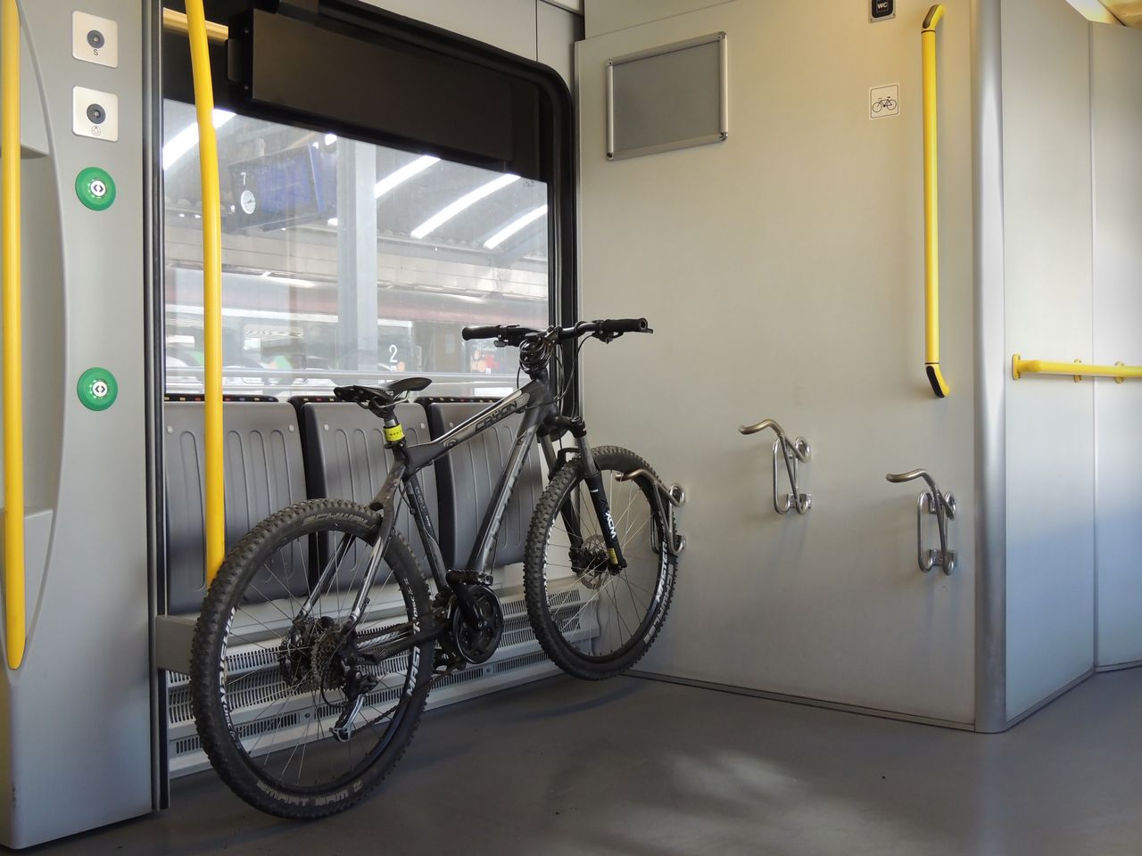 Jak przewozić rower pociągiem (foto: kolejeslaskie.com)