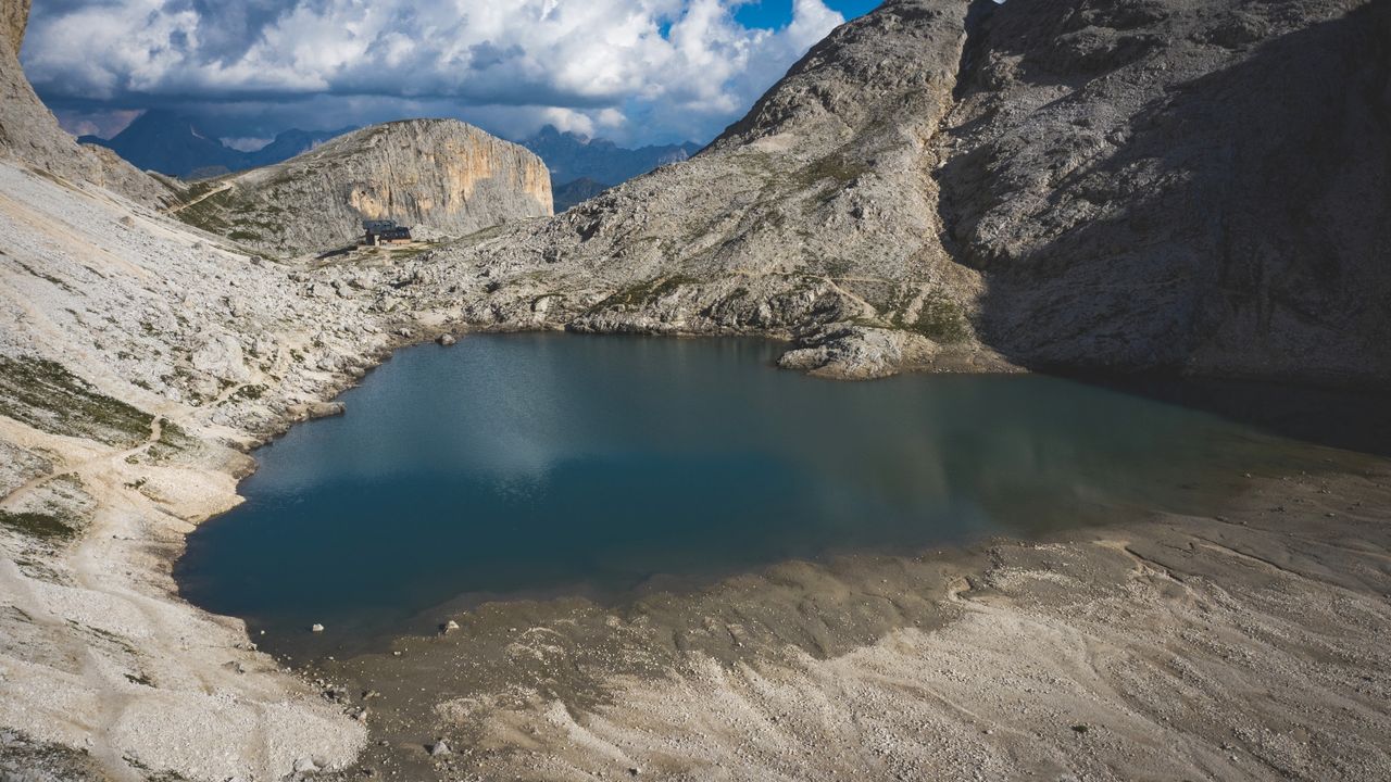 Jezioro i schronisko Antermoia nel catinaccio  /fot. Federico Modica