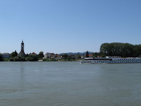 Trasa rowerowa nad Dunajem- miasto i prom