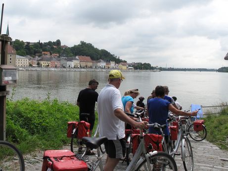 Trasa rowerowa nad Dunajem- kolejka do kolejnej przeprawy