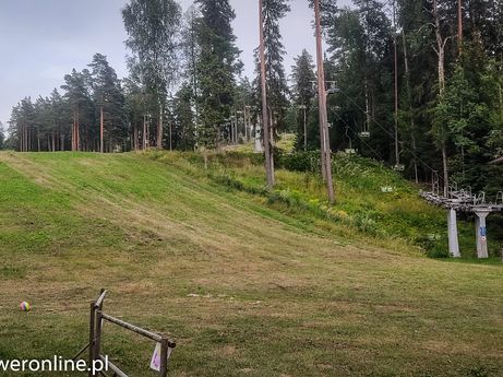 Stok narciarski nad rzeką (fot. P. Burda)