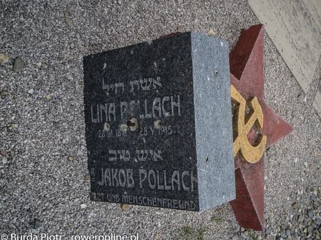 Żydowski nagrobek użyty jako postument komunistycznego obelisku (foto: P. Burda)