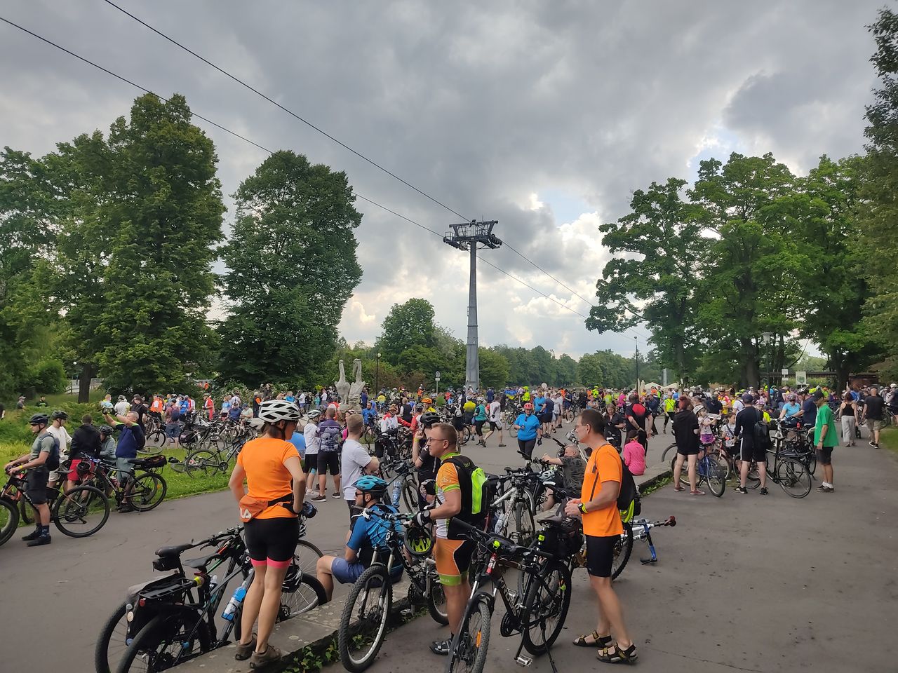 Uczestnicy Śląskiego Święta Rowerowego zbierają się na starcie w Chorzowie